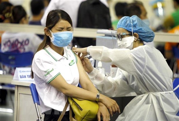Người lao động Thành phố Hồ Chí Minh được tiêm vaccine phòng COVID-19.