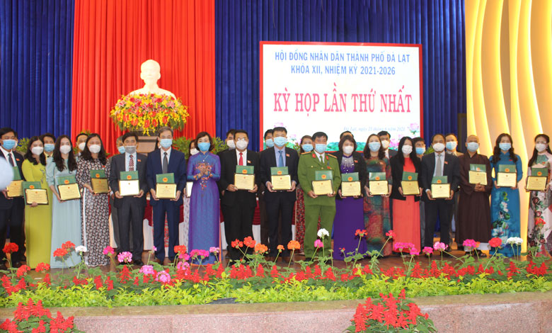 Trao giấy chứng nhận đại biểu HĐND thành phố Đà Lạt khóa XII, nhiệm kỳ 2021- 2026 cho các đại biểu trúng cử