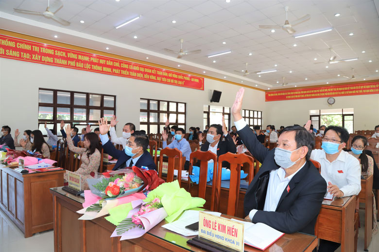 Các đại biểu biểu quyết thông qua công tác nhân sự tại kỳ họp lần thứ nhất HĐND TP Bảo Lộc khóa VI