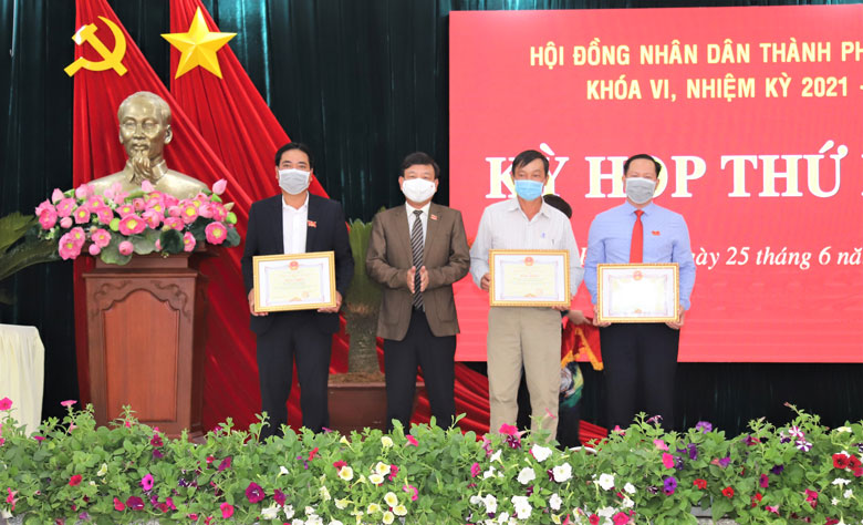 Trao tặng bằng khen của Chủ tịch UBND tỉnh Lâm Đồng cho các tập thể, cá nhân