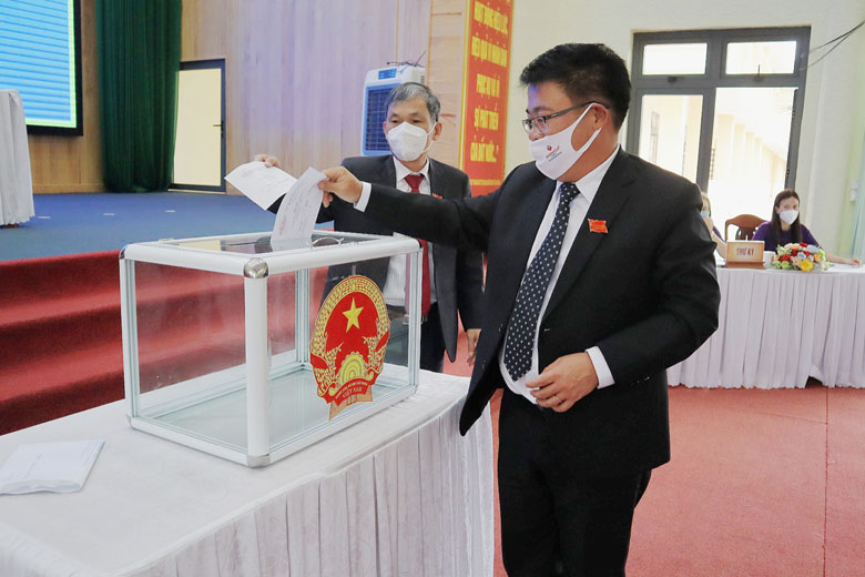 Các đại biểu bỏ phiếu bầu các chức danh chủ chốt của HĐND và UBND huyện