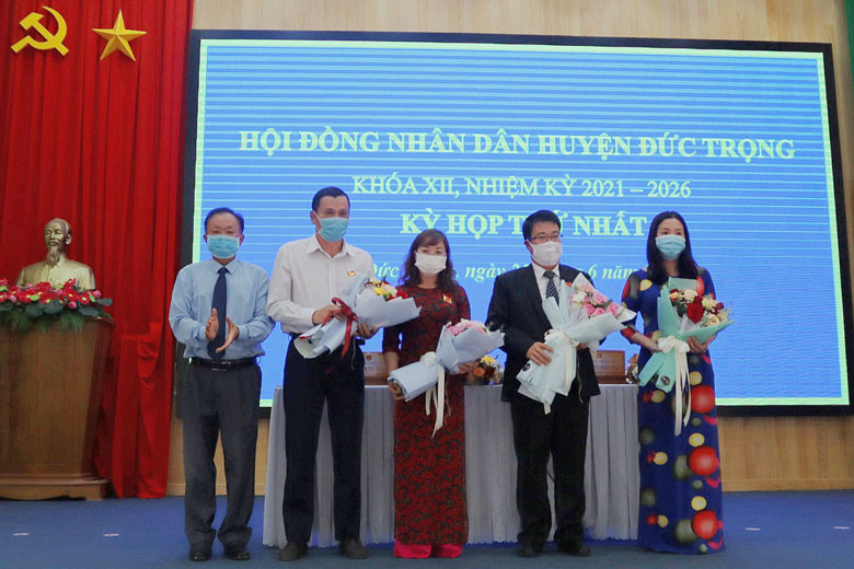 Đồng chí Lê Hồng Khánh - Phó Bí thư Huyện ủy Đức Trọng, tặng hoa chúc mừng các đồng chí trúng cử các chức danh chủ chốt của HĐND huyện Đức Trọng, nhiệm kỳ 2021-2026