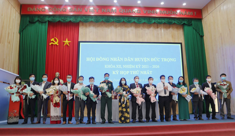 Đồng chí Nguyễn Ngọc Phúc - Bí thư Huyện ủy Đức Trọng, tặng hoa chức mừng các Ủy viên UBND huyện Đức Trọng nhiệm kỳ 2021-2026