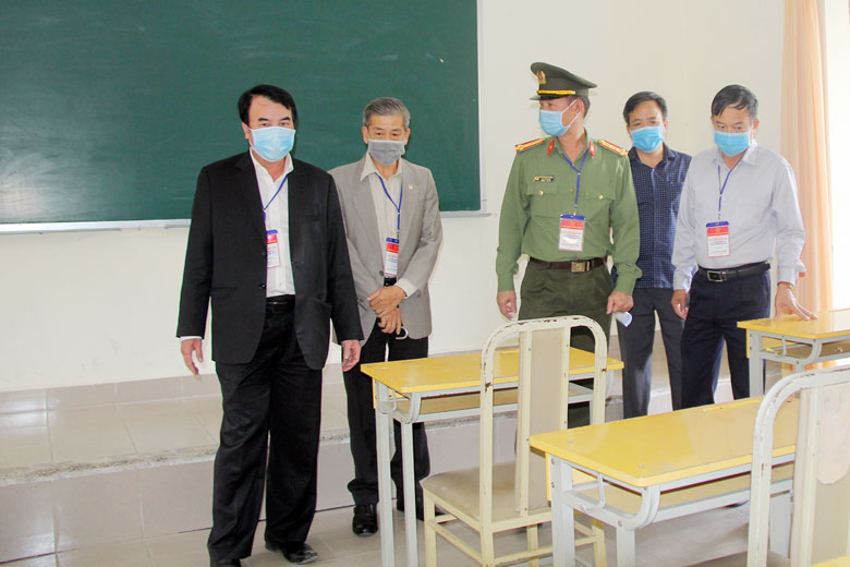 Đoàn kiểm tra phòng thi của thí sinh thi tại điểm thi Trường THPT Chuyên Thăng Long