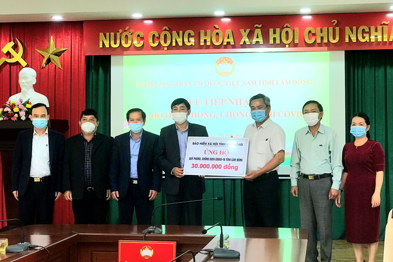 Đại diện Bảo hiểm Xã hội Lâm Đồng ủng hộ vào Quỹ Phòng chống dịch Covid-19 Lâm Đồng