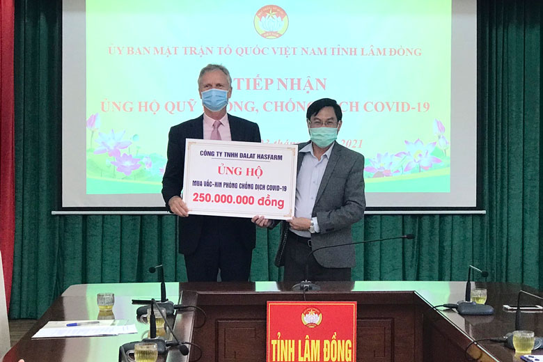 Đại diện Công ty TNHH Da Lat HasFarm ủng hộ vào Quỹ Phòng chống dịch Covid-19 Lâm Đồng