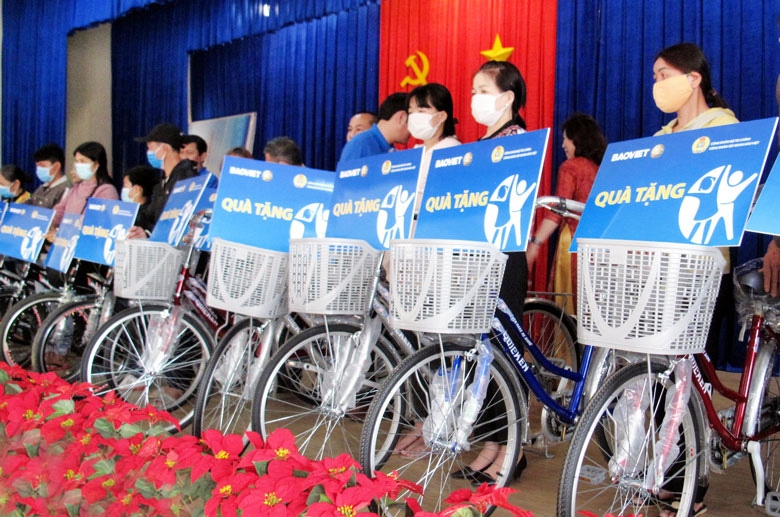 Công đoàn Tập đoàn Bảo Việt phối hợp với CDC Lâm Đồng tặng 17 xe đạp cho học sinh bị ảnh hưởng bởi HIV/AIDS trong tỉnh