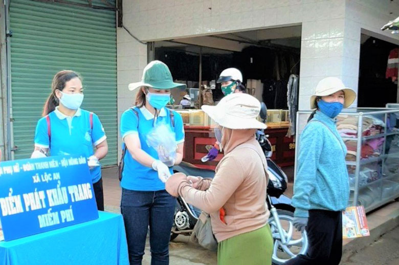 Huyện Bảo Lâm thành lập điểm phát khẩu trang miễn phí và tuyên truyền các biện pháp phòng, chống dịch tại Chợ Lộc An