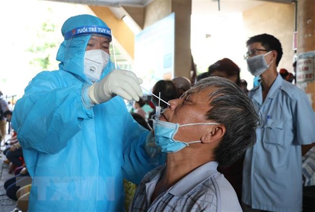 Các cán bộ Trung tâm y tế thành phố Tuy Hòa lấy mẫu xét nghiệm cho tiểu thương chợ Tuy Hòa. 