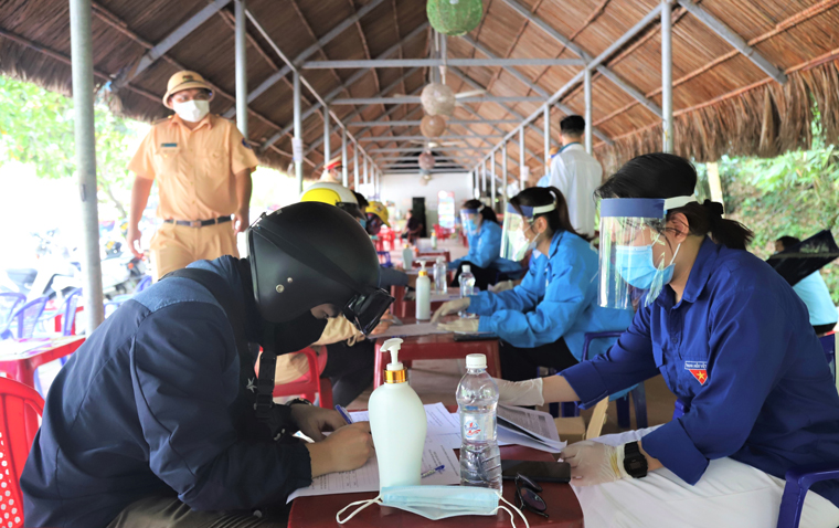 Hàng ngày, huyện Đạ Huoai luôn có trên 50 đoàn viên, thanh niên làm nhiệm vụ tại các chốt kiểm dịch ra vào cửa ngõ tỉnh Lâm Đồng