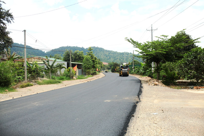 Con đường nối liền từ trung tâm huyện Đạ Tẻh đi xã Đạ Pal đã được đầu tư mở rộng, tạo điều kiện thuận lợi cho người dân địa phương trong hoạt động sản xuất, giao thương buôn bán