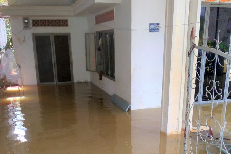 Nước suối Đại Lào dâng cao đột ngột khiến hơn 20 nhà dân ven suối thuộc Thôn 2 (xã Lộc Châu) bị ngập trong nước