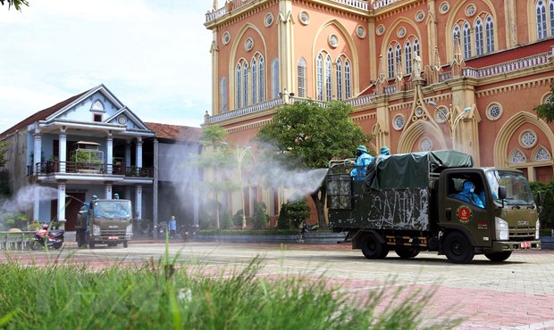 Lực lượng Quân khu 4 phun hóa chất khử khuẩn tại nhà thờ xứ Lộc Thủy, thôn Đông Hà 1, Đông Hà 2 xã Thạch Long, huyện Thạch Hà.