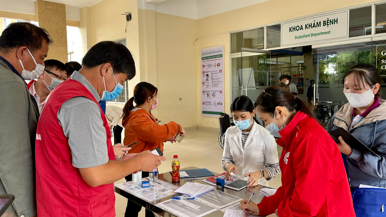 Bệnh viện Đa khoa Lâm Đồng tổ chức khai báo y tế bằng giấy hoặc quét mã QR cho 100% người đến bệnh viện