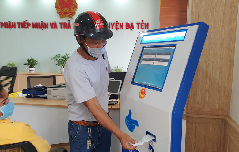 Hệ thống lấy số tự động được UBND huyện Đạ Tẻh đưa vào hoạt động nhằm giúp người dân thuận tiện trong việc làm thủ tục hành chính 