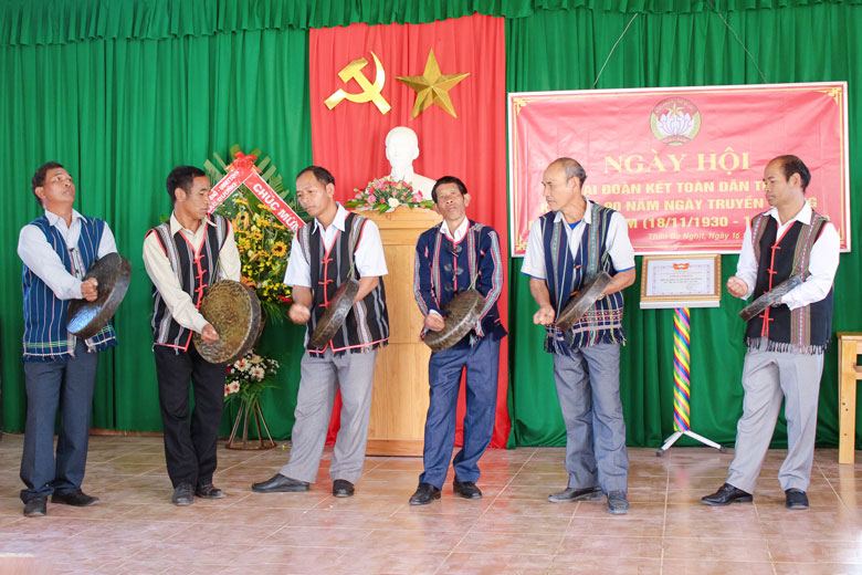 Ngày hội Đại đoàn kết toàn dân được tổ chức hàng năm nhằm khơi dậy truyền thống yêu nước của đồng bào DTTS
