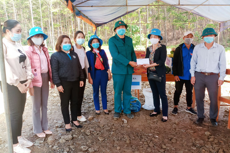 Hội LHPN huyện Lạc Dương thăm và tặng quà cho lực lượng đang làm nhiệm vụ tại chốt kiểm soát phòng, chống dịch bệnh COVID-19 trên Quốc lộ 27C