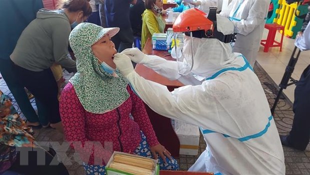 Các cán bộ y tế tiến hành lấy mẫu xét nghiệm COVID cho người dân xã Phước Tỉnh, huyện Long Điền, tỉnh Bà Rịa-Vũng Tàu vào chiều ngày 30/6