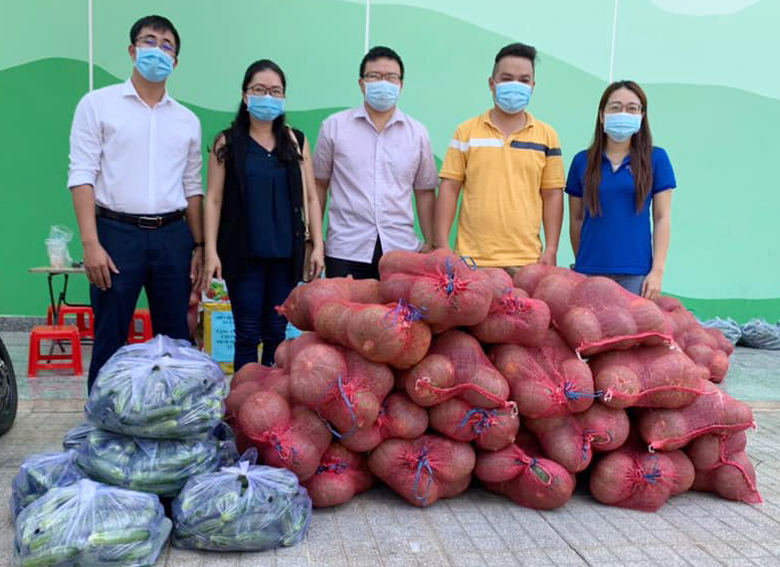 Thành Đoàn Thành phố Hồ Chí Minh tiếp nhận hàng hóa từ chuyến xe yêu thương
