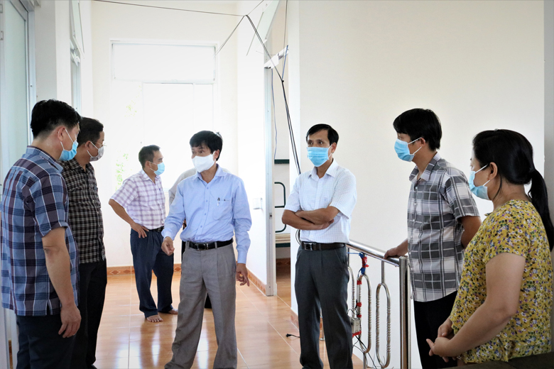 Lãnh đạo Sở Y tế Lâm Đồng kiểm tra địa điểm dùng để điều trị bệnh nhân nhiễm Covid-19 được đặt tại Trạm Y tế cũ xã Hương Lâm (huyện Đạ Tẻh) sáng 2/7. Ảnh: Thân Thu Hiền 