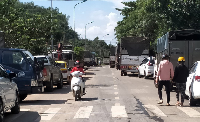Xe cộ chờ qua chốt kiểm soát dịch bệnh đặt tại xã Đạ Kho, huyện Đạ Tẻh