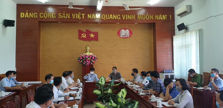 Ông Nguyễn Đức Thuận – Giám đốc Sở Y tế Lâm Đồng (thứ 3 từ trái qua) có mặt tại huyện Đạ Tẻh chỉ đạo công tác phòng chống dịch