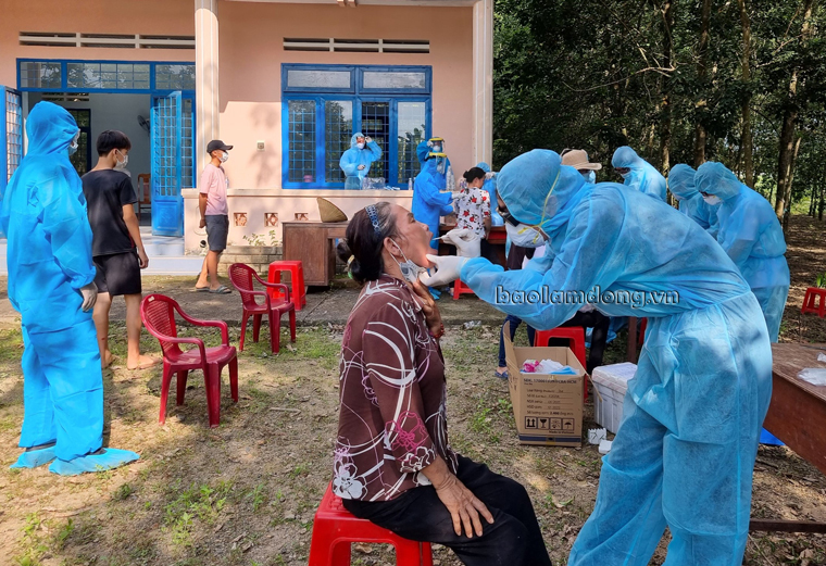 Lực lượng y tế nỗ lực lấy mẫu xét nghiệm SARS-CoV-2 cho 711 người dân tại thôn Phú Hòa và các trường hợp nguy cơ cao trên địa bàn xã Mỹ Đức