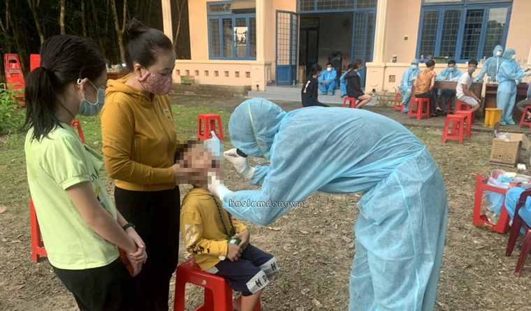 Hai đội phản ứng nhanh của Trung tâm Kiểm soát Bệnh tật Lâm Đồng Lâm Đồng và ngành y tế  các huyện tăng cường nhân lực lấy mẫu xét nghiệm SARS-COV-2 cho toàn dân thôn Phú Hòa (xã Mỹ Đức, Đạ Tẻh) trong ngày 2/7