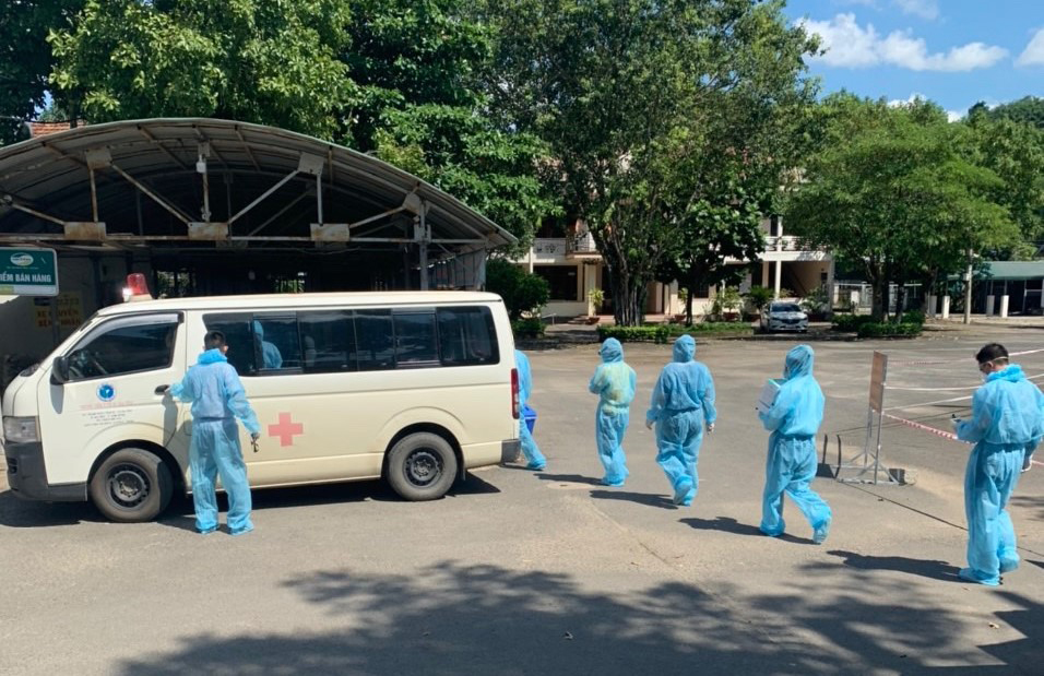 Lực lượng y tế tăng cường cho huyện Đạ Tẻh lấy mẫu xét nghiệm toàn bộ dân thôn Phú Hoà - nơi có F0