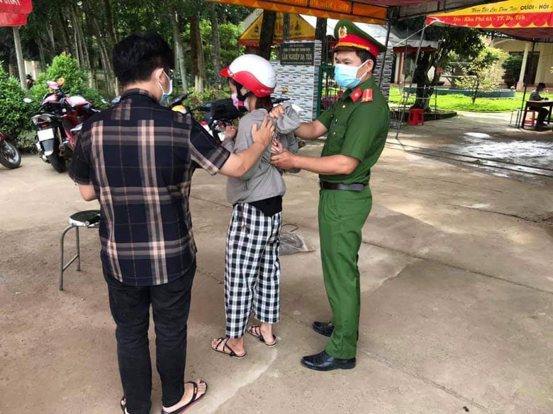 Tô Thị Hòa bị Công an Đạ Tẻh bắt giữ tại chốt kiểm dịch trên Tỉnh lộ 721 vào sáng 5/7