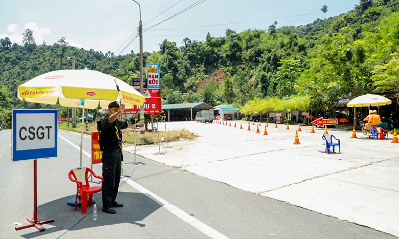 Hướng dẫn phương tiện vào chốt kiểm soát dịch khai báo y tế tại Chốt kiểm soát dịch trên Quốc lộ 20, huyện Đạ Huoai. 