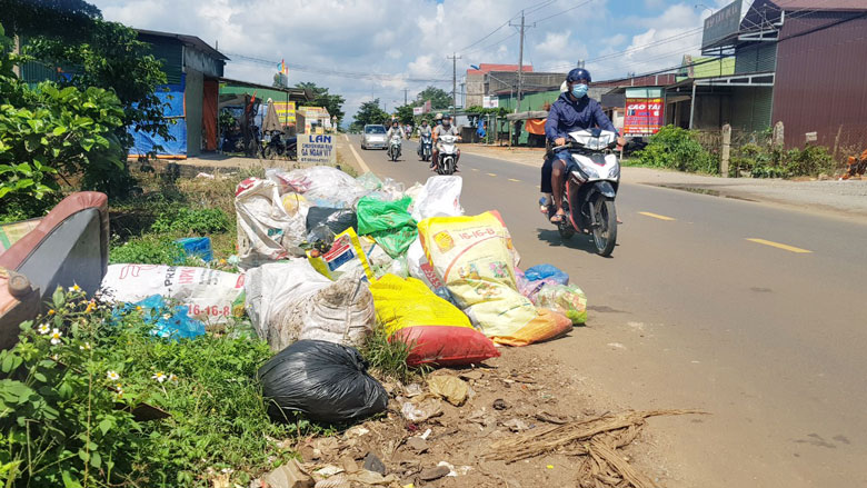 Một điểm người dân bỏ rác không đúng giờ quy định tại thị trấn Lộc Thắng, huyện Bảo Lâm
