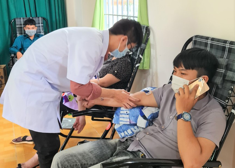 Tình nguyện viên hiến máu tình nguyện hưởng ứng Hành trình Đỏ tại huyện Đạ Huoai