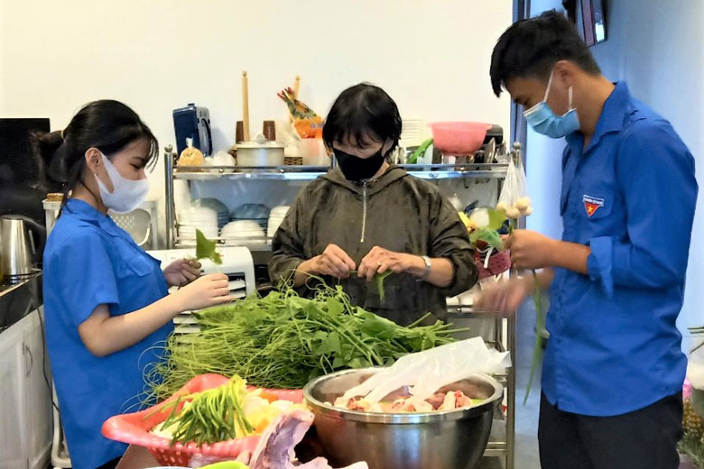Bảo Lâm: Thanh niên tình nguyện nấu cơm miễn phí tặng sĩ tử khó khăn