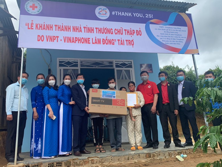 VNPT Lâm Đồng trao tặng nhà tình thương Chữ thập đỏ thứ 9