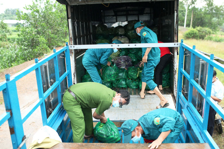 Những “chuyến xe yêu thương” của các tổ chức, cá nhân từ khắp nơi trong tỉnh Lâm Đồng đang hướng về Đạ Tẻh