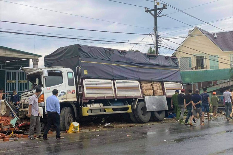 Đạ Huoai: Xe tải tông liên hoàn nhiều hàng rào nhà dân và xe máy