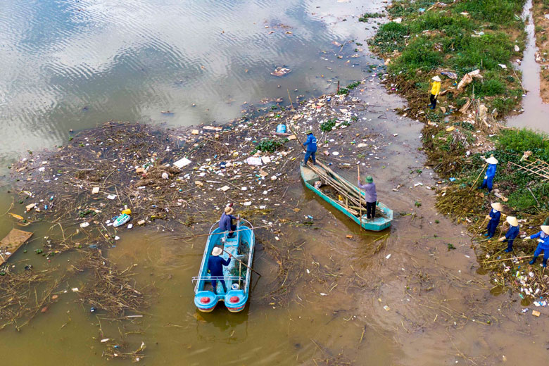 Thu gom, dọn rác thải nông nghiệp tại hồ Than Thở (Đà Lạt)