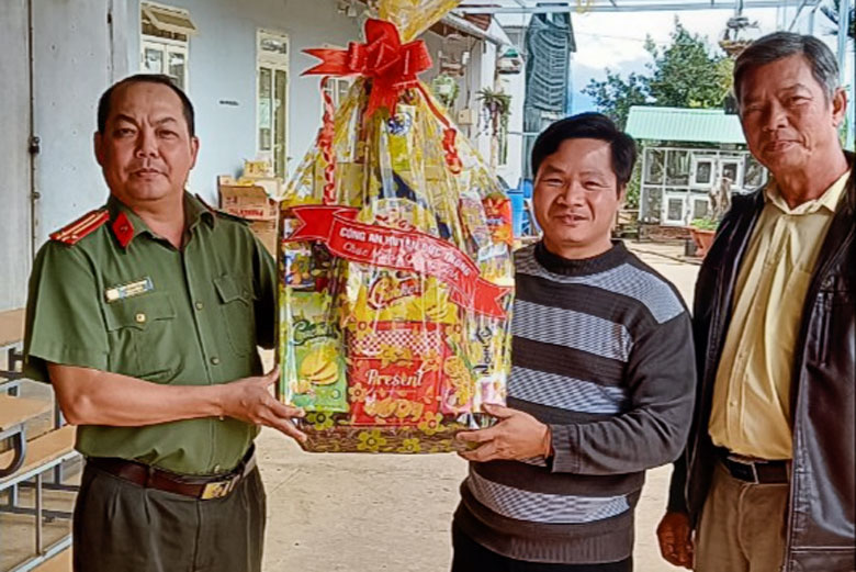 Trung tá Đào Xuân Trung tặng quà chức sắc tôn giáo nhân dịp mừng lễ Giáng sinh