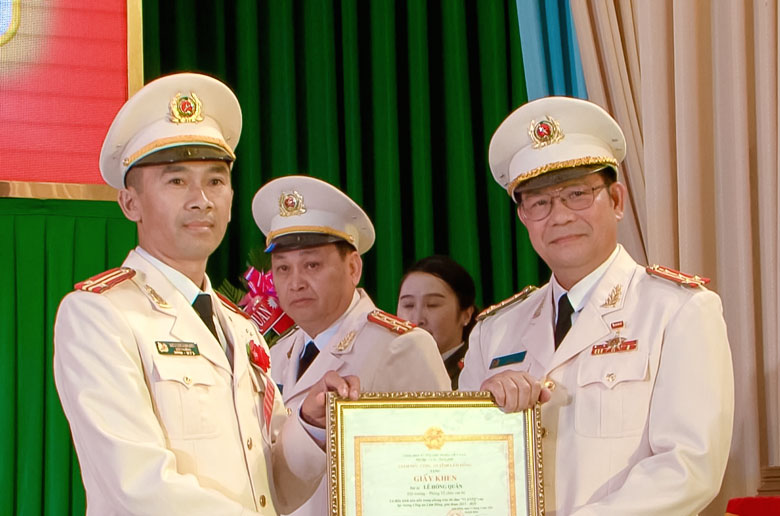 Trung tá Nguyễn Anh Sơn (ngoài cùng, bên trái) nhận giấy khen của Giám đốc Công an tỉnh nhân Hội nghị tuyên dương điển hình tiên tiến trong phong trào thi đua “Vì an ninh Tổ quốc” giai đoạn 2015 - 2020
