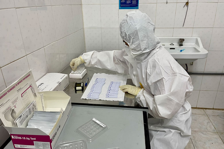 Cán bộ CDC Lâm Đồng xử lý mẫu xét nghiệm SARS-CoV-2