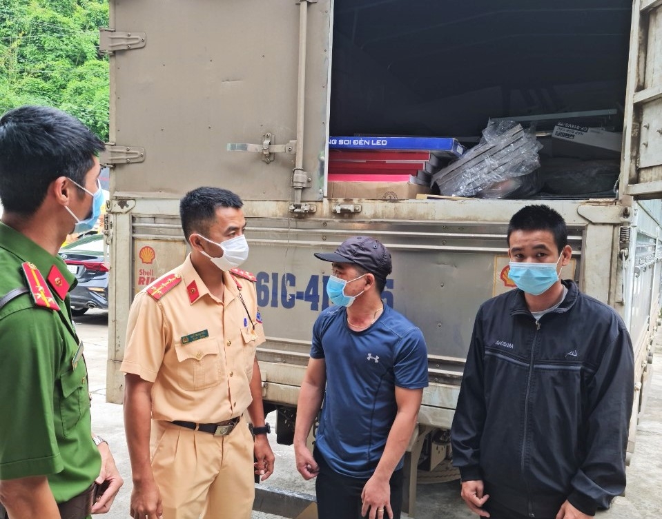 Lực lượng chức năng tại chốt số 1 đèo Chuối kịp thời phát hiện tài xế xe tải cho người người trốn trong thùng để vượt chốt