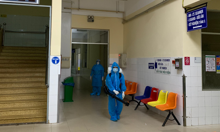 Bệnh viện Đa khoa Lâm Đồng khoanh vùng, khử khuẩn ngay trong đêm tại khu vực có liên quan đến 3 bệnh nhân Covid-19 