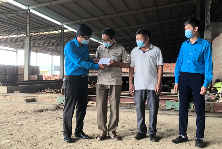 Thăm và tặng quà người lao động Công ty Xanh Lộc Châu (KCN Lộc Sơn)