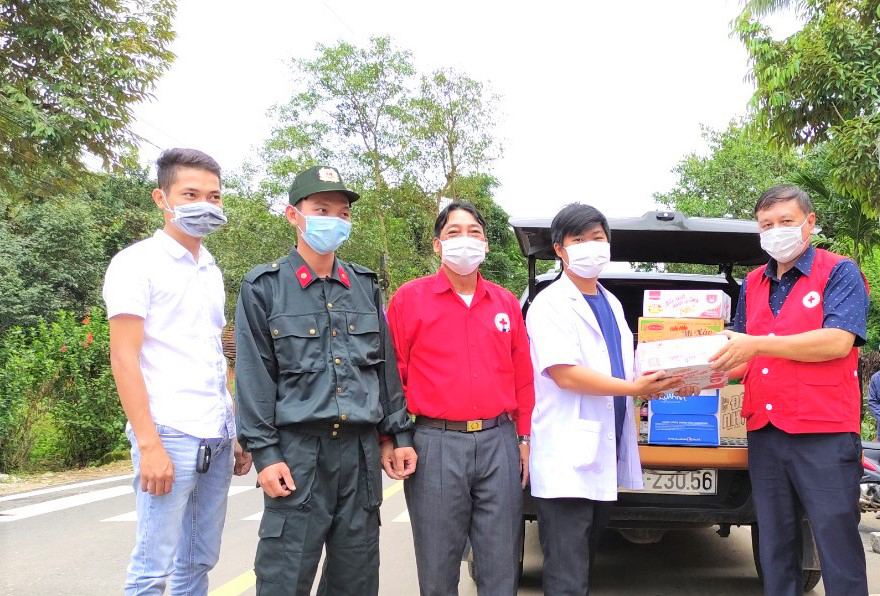 Hội Chữ thập đỏ huyện Đạ Huoai tới thăm và trao tặng quà động viên các lực lượng tuyến đầu tại Chốt số 2 (xã Đoàn Kết) tiếp giáp với tỉnh Bình Thuận