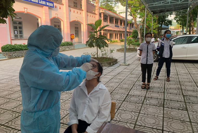 Trung tâm Y tế huyện Đạ Tẻh lấy mẫu xét nghiệm nhanh SARS-CoV-2 cho cán bộ coi thi và học sinh trước khi về lại các địa phương