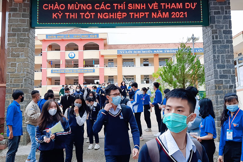 Thí sinh kết thúc làm bài thi tại điểm thi ở thành phố Đà Lạt