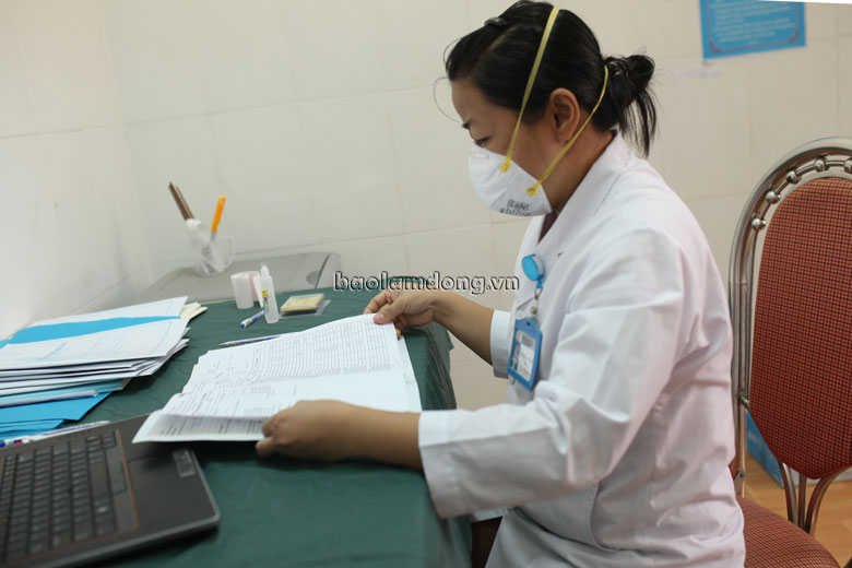 Bác sĩ Bế Thị Lan Hương cẩn thận ghi chép bệnh án, theo dõi chặt chẽ diễn biến của mỗi bệnh nhân