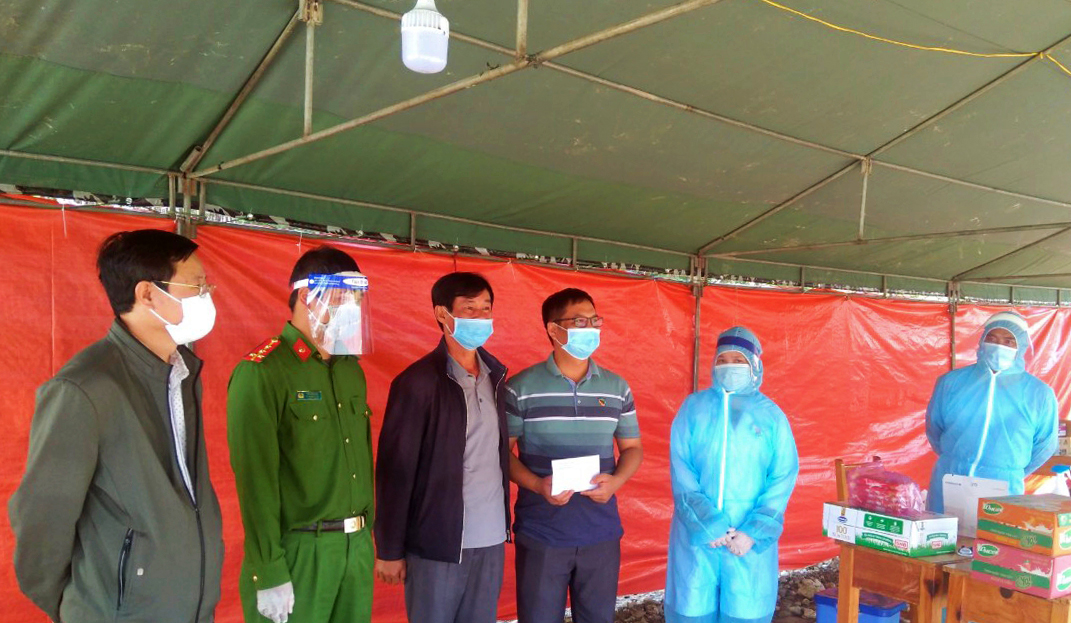 Bí thư Huyện ủy Lạc Dương và Chủ tịch Ủy ban MTTQ Việt Nam huyện trao tặng quà hỗ trợ chốt kiểm dịch