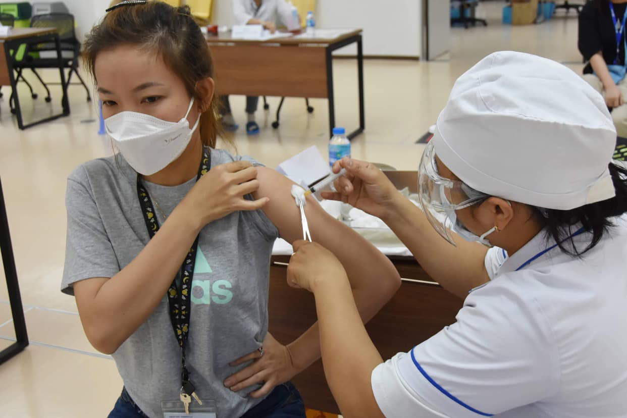 Tiêm chủng vắc xin phòng COVID-19 cho công nhân trên địa bàn TP Hồ Chí Minh